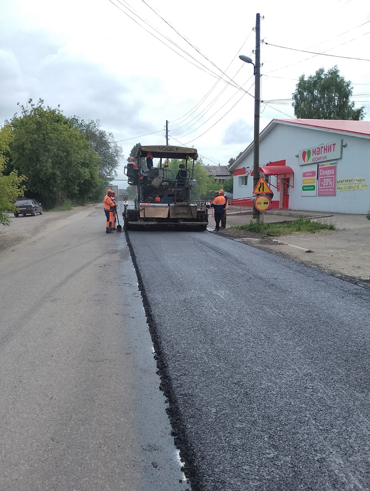 В Уржуме начались работы по восстановлению изношенных верхних слоев покрытий с устранением деформаций и повреждений покрытия на автомобильной дороге ул. Белинского.